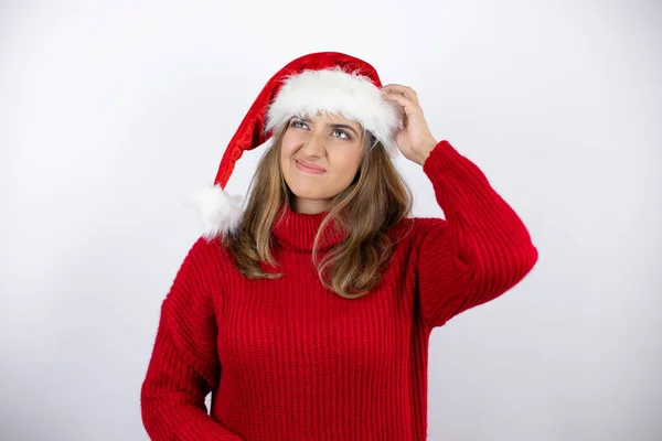 Kırmızı Bir Süveter Beyaz Arka Planda Bir Noel Şapkası Giyen — Stok fotoğraf