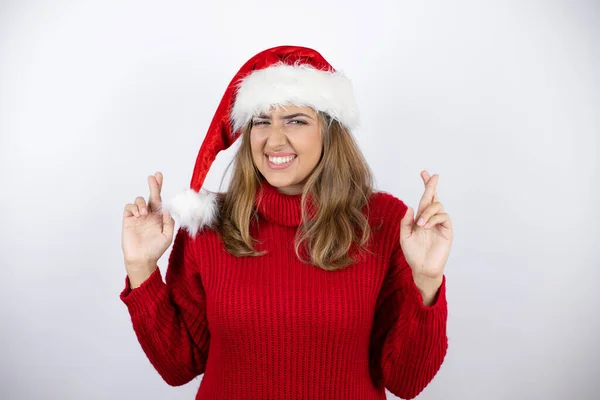 Giovane Bella Donna Bionda Indossa Maglione Casual Rosso Cappello Natale — Foto Stock