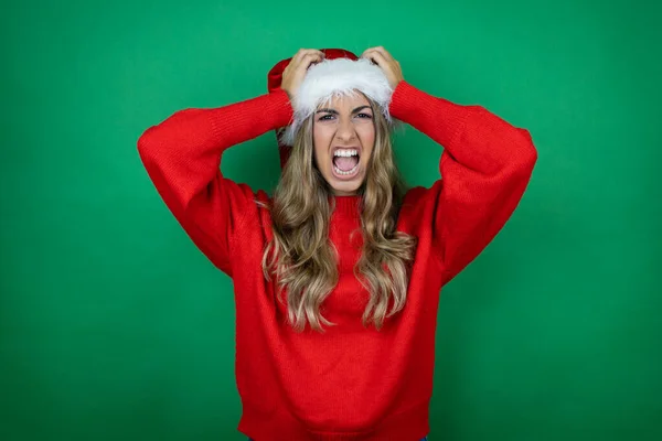 Giovane Bella Ragazza Che Indossa Natale Santa Cappello Tenendo Regalo — Foto Stock