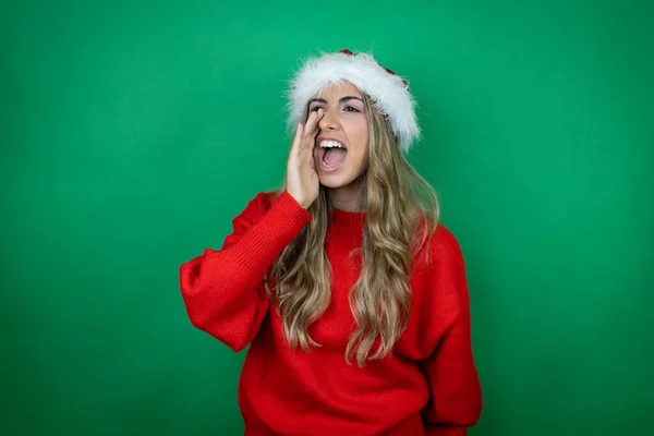 Joven Hermosa Chica Con Sombrero Navidad Santa Celebración Regalo Sobre —  Fotos de Stock