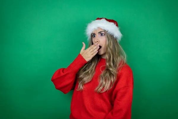 Giovane Bella Ragazza Che Indossa Natale Santa Cappello Possesso Regalo — Foto Stock