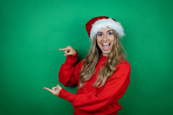 Joven Hermosa Chica Usando Navidad Santa Sombrero Celebración Regalo Sobre — Foto de Stock