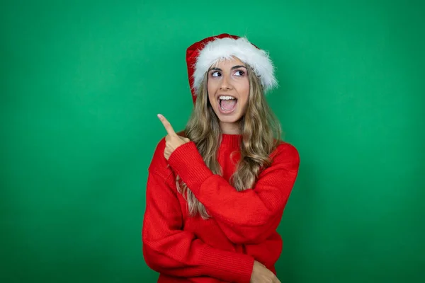 Joven Hermosa Chica Con Sombrero Navidad Santa Celebración Regalo Sobre —  Fotos de Stock