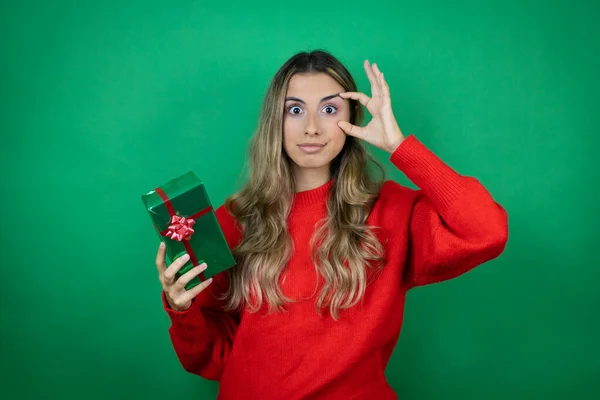 Giovane Bella Ragazza Possesso Dono Sfondo Verde Isolato Cercando Aprire — Foto Stock