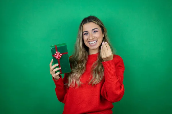 Giovane Bella Ragazza Che Tiene Regalo Sfondo Verde Isolato Facendo — Foto Stock