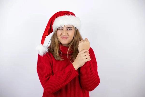 캐주얼 스웨터를 금발의 여성과 손가락에 고통을 크리스마스 모자를 관절염 — 스톡 사진