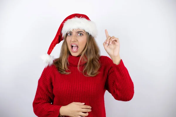 Joven Mujer Rubia Bonita Con Suéter Casual Rojo Sombrero Navidad — Foto de Stock