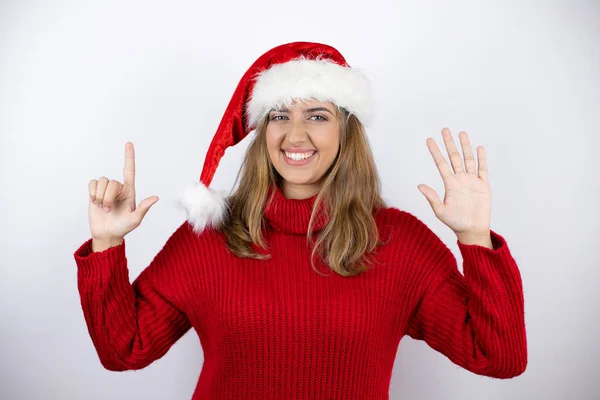 Genç Sarışın Kırmızı Bir Süveter Beyaz Arka Planda Bir Noel — Stok fotoğraf