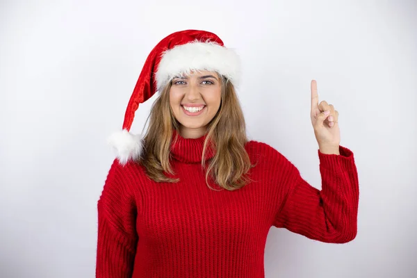 Giovane Bella Donna Bionda Indossa Maglione Casual Rosso Cappello Natale — Foto Stock