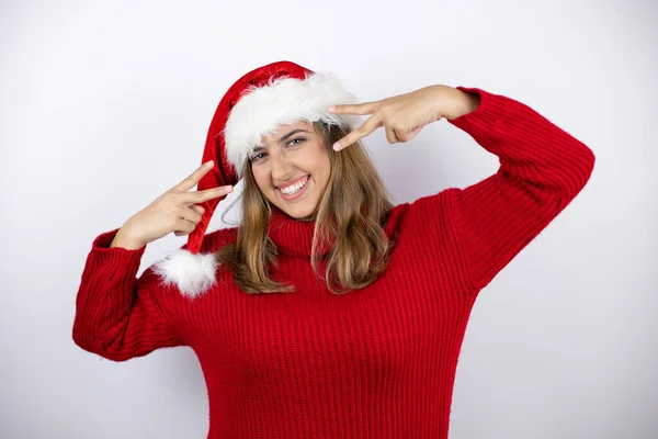 Giovane Bella Donna Bionda Indossa Maglione Casual Rosso Cappello Natale — Foto Stock