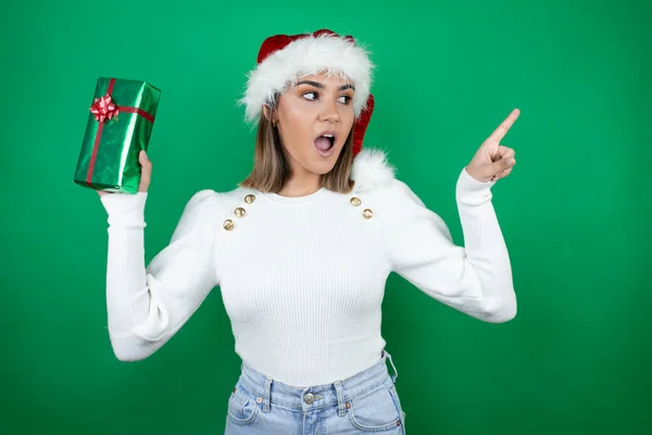 Jovem Mulher Bonita Vestindo Chapéu Papai Noel Segurando Presente Suéter — Fotografia de Stock