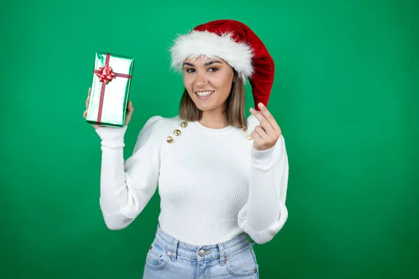 Joven Hermosa Mujer Con Sombrero Santa Sosteniendo Regalo Suéter Blanco —  Fotos de Stock