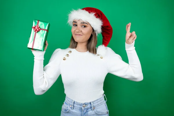 Jovem Mulher Bonita Vestindo Chapéu Papai Noel Segurando Presente Suéter — Fotografia de Stock