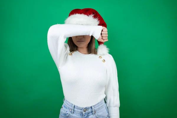 Jovem Mulher Bonita Vestindo Chapéu Papai Noel Suéter Branco Sobre — Fotografia de Stock