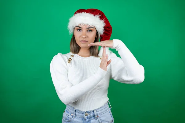 Joven Hermosa Mujer Con Sombrero Santa Suéter Blanco Sobre Fondo — Foto de Stock