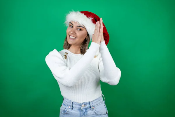 Ung Vacker Kvinna Bär Santa Hatt Och Vit Tröja Över — Stockfoto