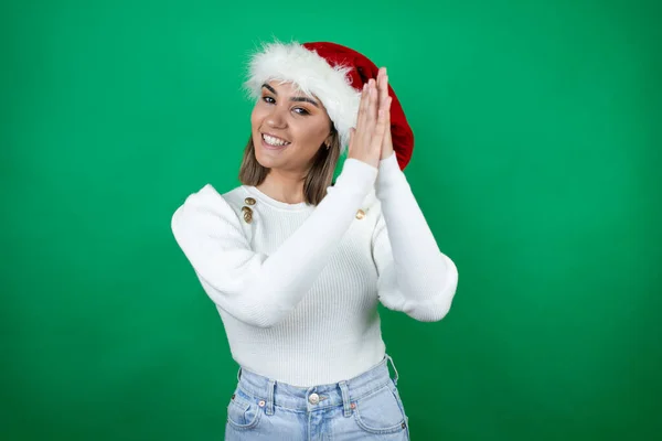 Jovem Mulher Bonita Vestindo Chapéu Papai Noel Suéter Branco Sobre — Fotografia de Stock