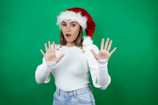 Junge Schöne Frau Mit Weihnachtsmütze Und Weißem Pullover Vor Weißem — Stockfoto