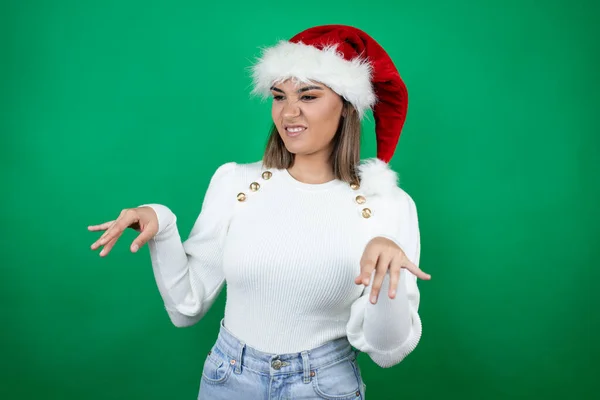 Jovem Mulher Bonita Vestindo Chapéu Papai Noel Suéter Branco Sobre — Fotografia de Stock