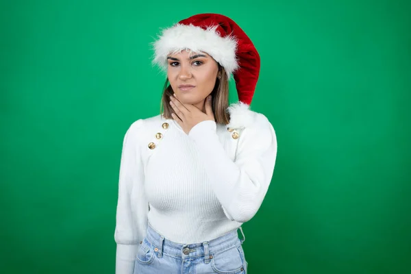 Mujer Hermosa Joven Con Sombrero Santa Suéter Blanco Sobre Fondo — Foto de Stock