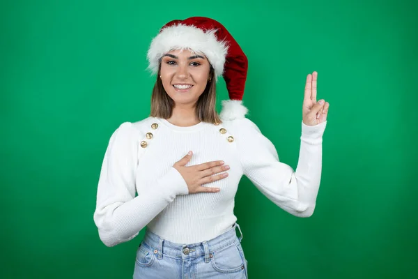 Jovem Mulher Bonita Vestindo Chapéu Papai Noel Suéter Branco Sobre — Fotografia de Stock