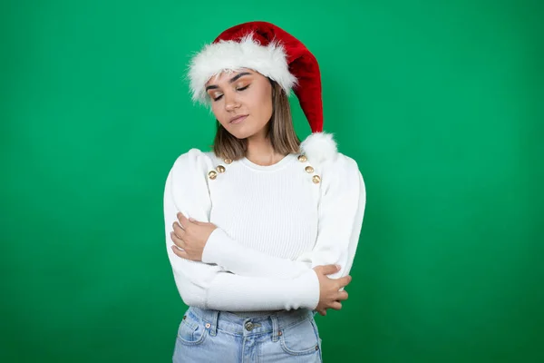 Giovane Bella Donna Indossa Cappello Babbo Natale Maglione Bianco Sfondo — Foto Stock