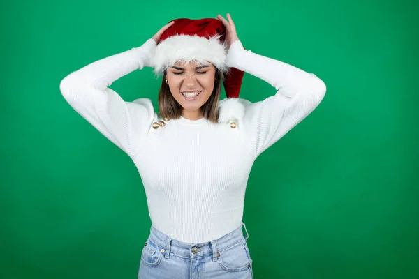 Mujer Hermosa Joven Con Sombrero Santa Suéter Blanco Sobre Fondo —  Fotos de Stock