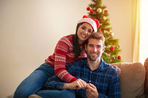 Jeune Couple Sur Canapé Avec Arbre Noël Souriant Confiant — Photo