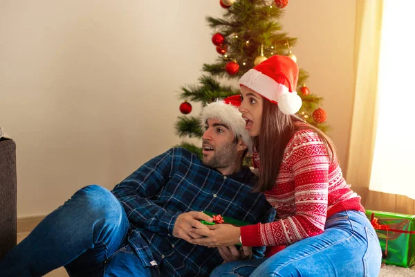 Jeune Couple Surpris Regarder Côté Donnant Autre Cadeau Avec Arbre — Photo