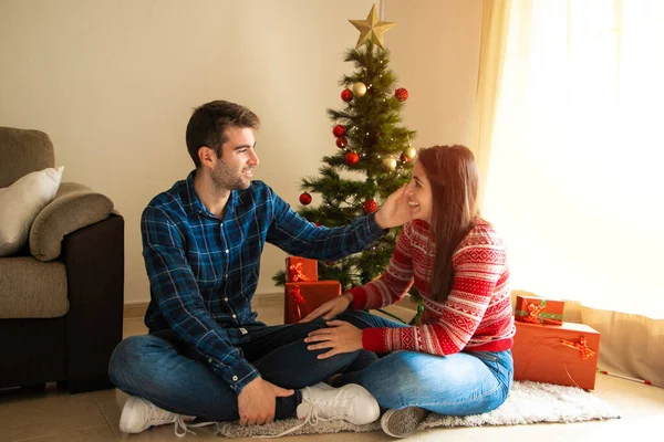 Jeune Couple Entouré Cadeaux Avec Arbre Noël Souriant — Photo