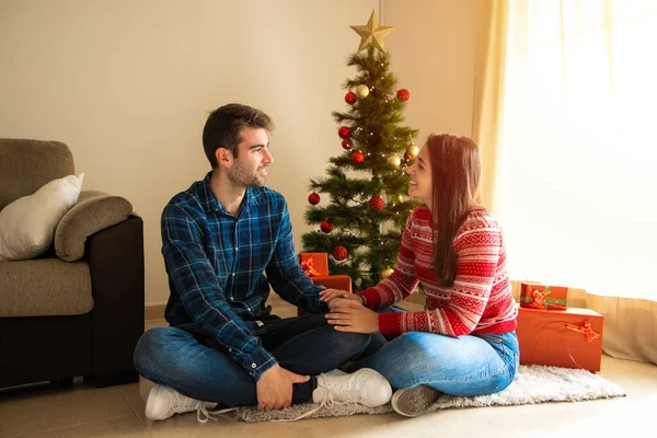 Jeune Couple Entouré Cadeaux Avec Arbre Noël Souriant — Photo