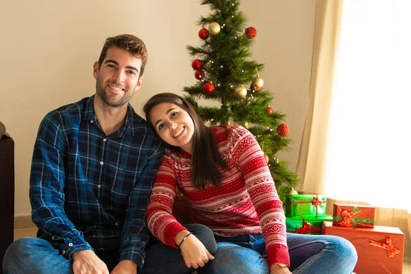 Jeune Couple Entouré Cadeaux Avec Arbre Noël Souriant — Photo