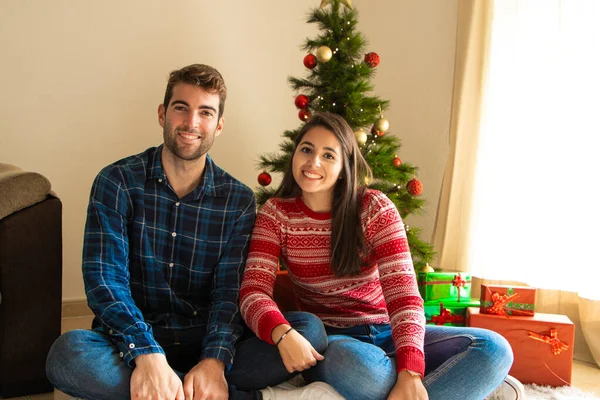 Jeune Couple Entouré Cadeaux Avec Arbre Noël Souriant — Photo