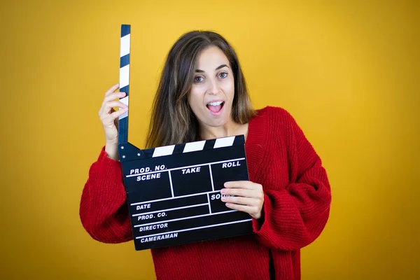 Junge Schöne Frau Trägt Roten Pullover Über Isolierten Gelben Hintergrund — Stockfoto