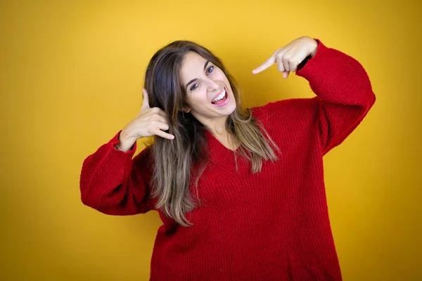 Jovem Mulher Bonita Vestindo Camisola Vermelha Sobre Fundo Amarelo Isolado — Fotografia de Stock