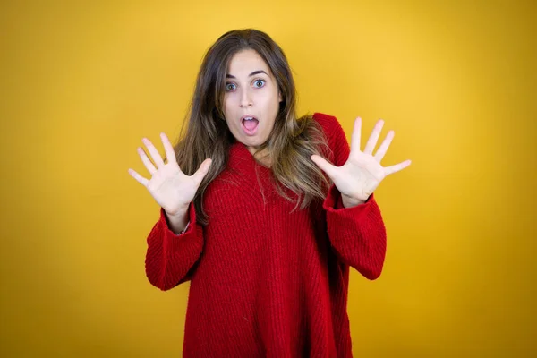 Jovem Mulher Bonita Vestindo Camisola Vermelha Sobre Fundo Amarelo Isolado — Fotografia de Stock