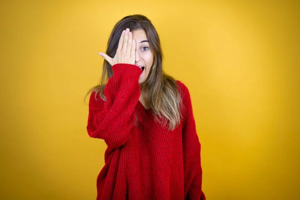 Młoda Piękna Kobieta Ubrana Czerwony Sweter Odizolowanym Żółtym Tle Pokrywającym — Zdjęcie stockowe