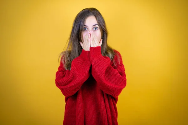 Jovem Mulher Bonita Vestindo Camisola Vermelha Sobre Fundo Amarelo Isolado — Fotografia de Stock