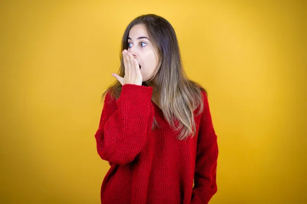 Jovem Mulher Bonita Vestindo Camisola Vermelha Sobre Fundo Amarelo Isolado — Fotografia de Stock