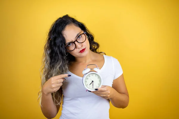 Jonge Mooie Vrouw Dragen Casual Wit Shirt Geïsoleerde Gele Achtergrond — Stockfoto