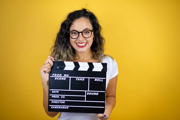 Jovem Bela Mulher Vestindo Casual Branco Shirt Sobre Isolado Amarelo — Fotografia de Stock