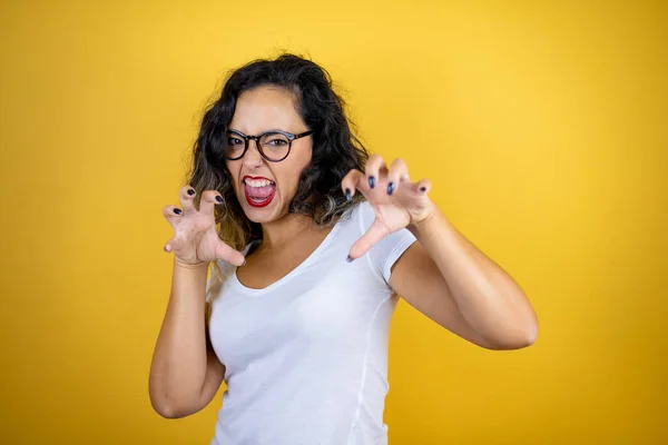 Joven Hermosa Mujer Usando Casual Blanco Camiseta Sobre Aislado Amarillo — Foto de Stock