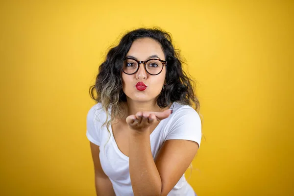 Joven Hermosa Mujer Con Camiseta Blanca Casual Sobre Fondo Amarillo — Foto de Stock