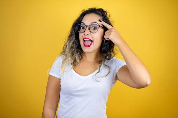 Jovem Mulher Bonita Vestindo Casual Shirt Branca Sobre Isolado Fundo — Fotografia de Stock