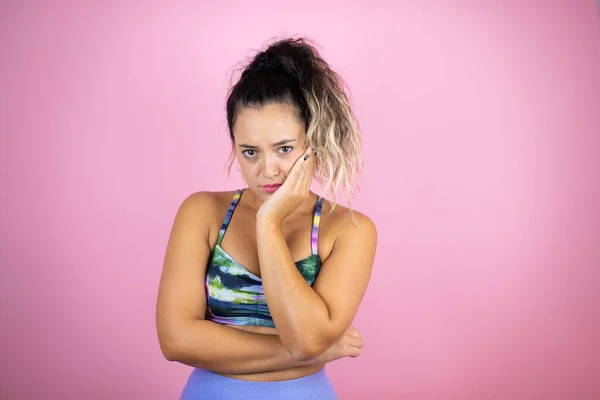 Ung Vacker Kvinna Bär Sportkläder Över Isolerad Rosa Bakgrund Tänkande — Stockfoto