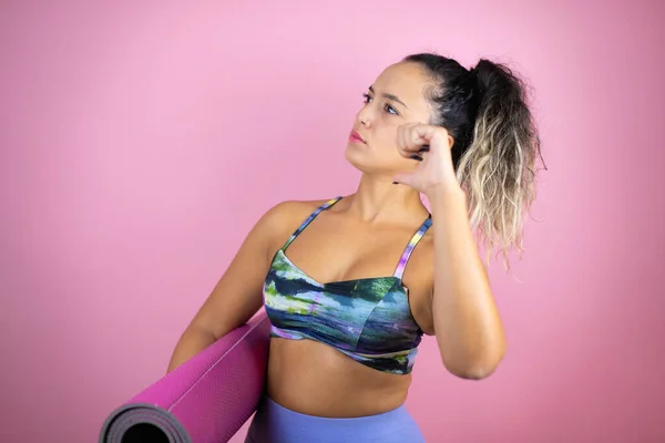 Jonge Mooie Vrouw Draagt Sportkleding Houdt Een Splinter Geïsoleerde Roze — Stockfoto