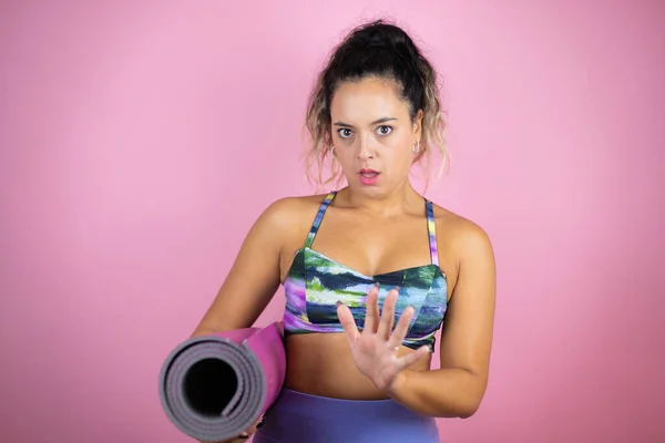 Jonge Mooie Vrouw Draagt Sportkleding Houdt Een Splinter Geïsoleerde Roze — Stockfoto