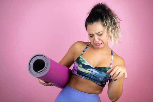 Jonge Mooie Vrouw Draagt Sportkleding Houdt Een Splinter Geïsoleerde Roze — Stockfoto