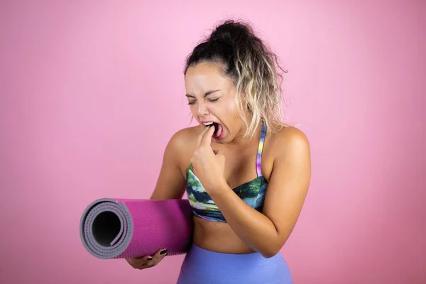 Ung Vacker Kvinna Bär Sportkläder Och Hålla Sticka Över Isolerade — Stockfoto