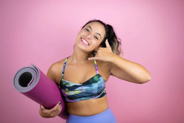 Jonge Mooie Vrouw Draagt Sportkleding Houdt Een Splinter Geïsoleerde Roze — Stockfoto